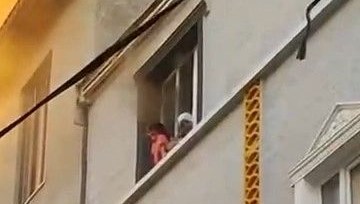 bursada yangin panigi anneanne once torununu sonra kendisini asagi atti kbae4aLs