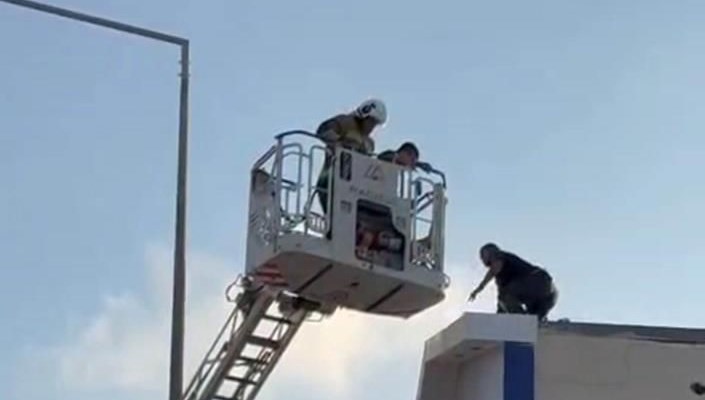 hatayda korku dolu anlar elinde bicakla catiya cikti xxRp2GaF