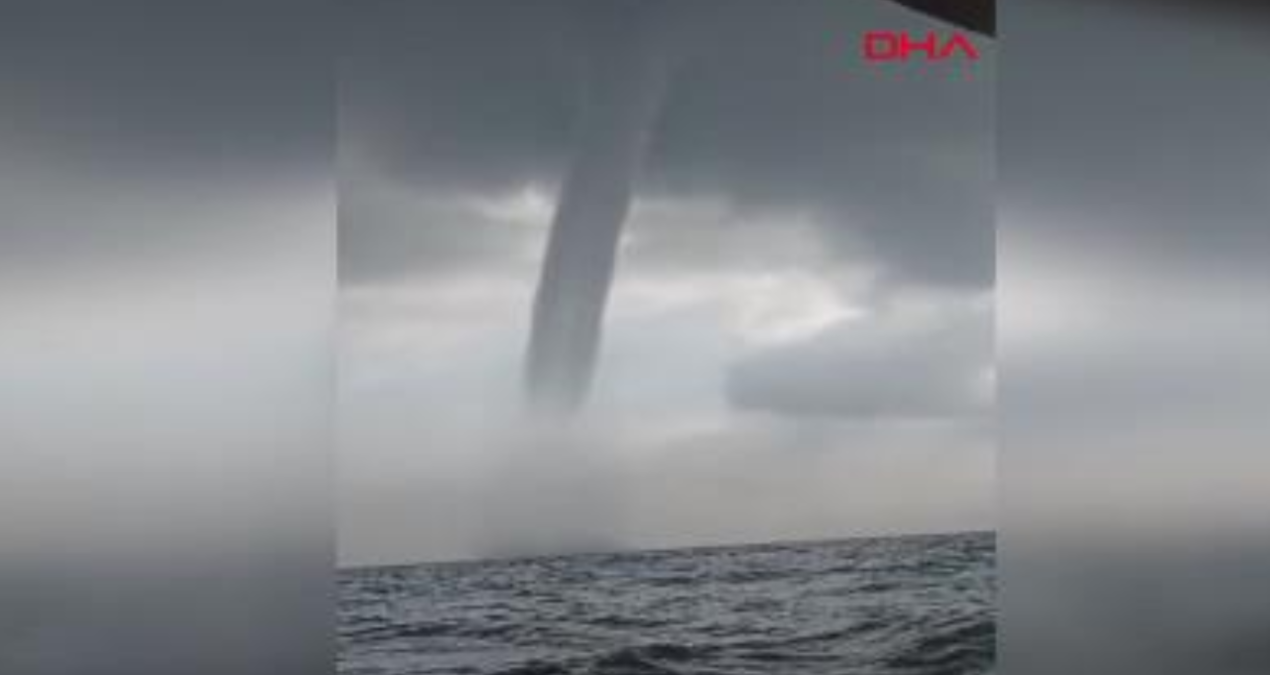 hatayda panik anlari denizde cikan hortum kamerada 3dG3Yzzj