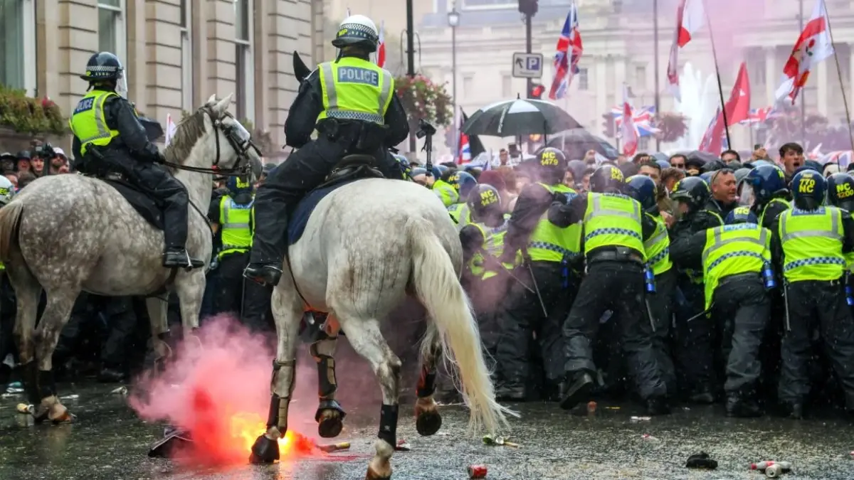 londrada robinson protestosunda siddet WfIrqWMB