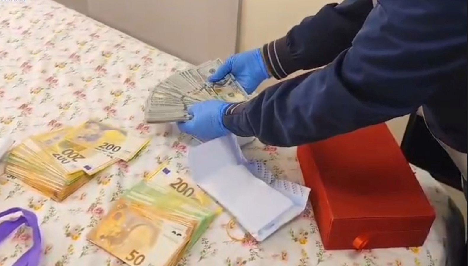 malatyada buyucu operasyonu on binlerce eurove dolar ele gecirildi VjLUJwX4