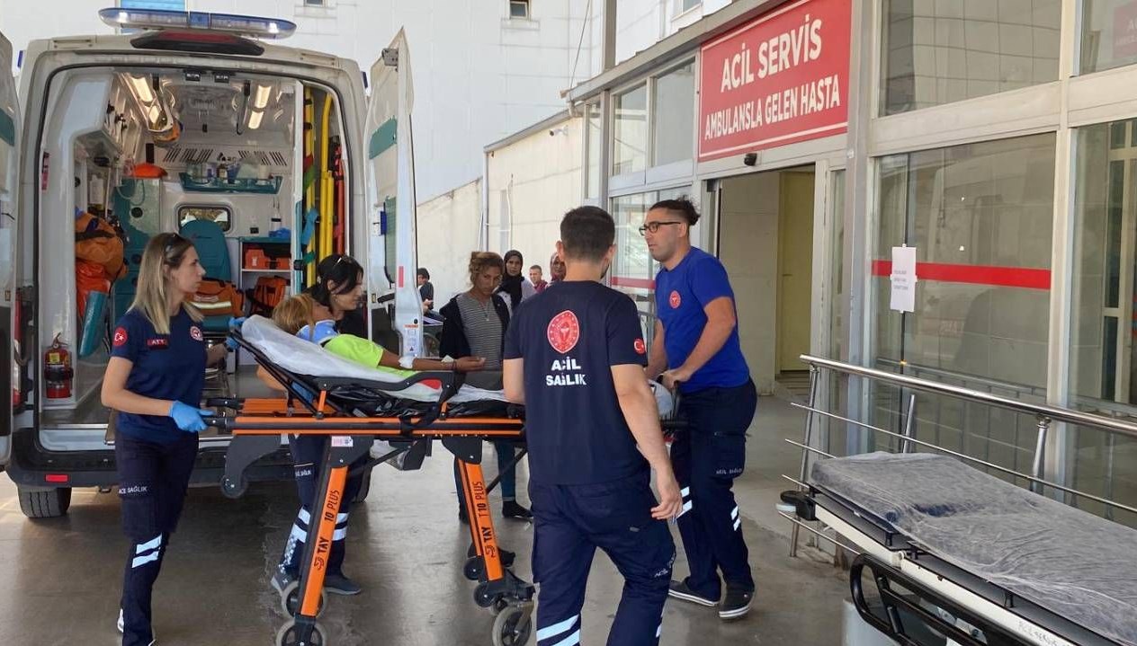 minibus kontrolden cikti kayaya carpti 2 kisi yaralandi GQ3XHqKx