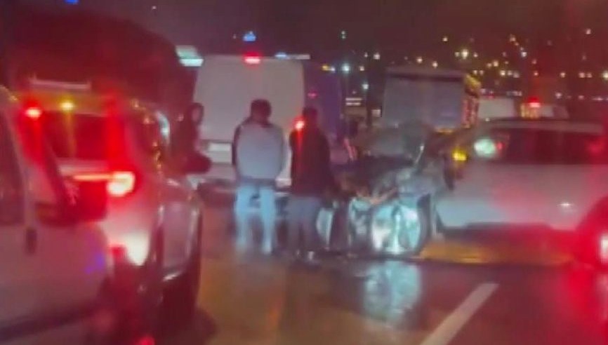 tem otoyolunda 17 arac birbirine girdi dEnwSXZ6