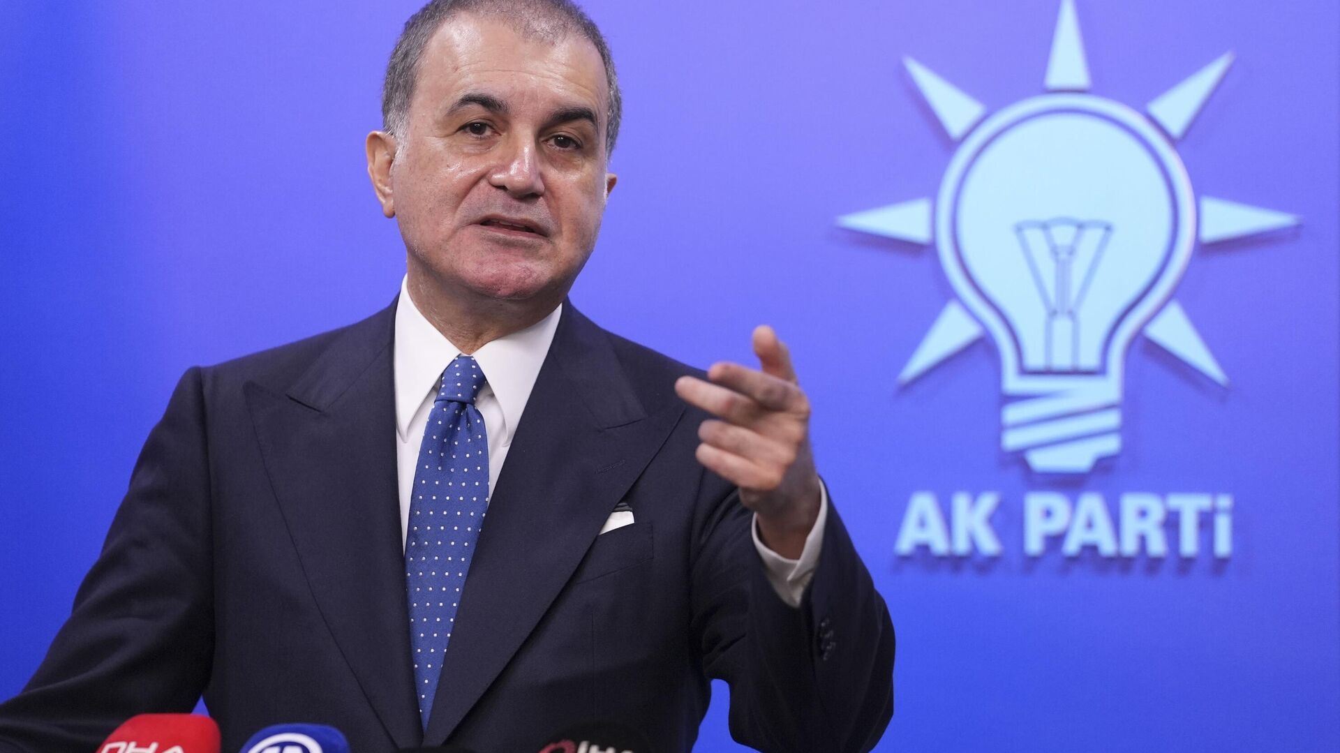 ak parti sozcusu celik insanlik disi karakterlerini gosterdiler 5sACLtm3