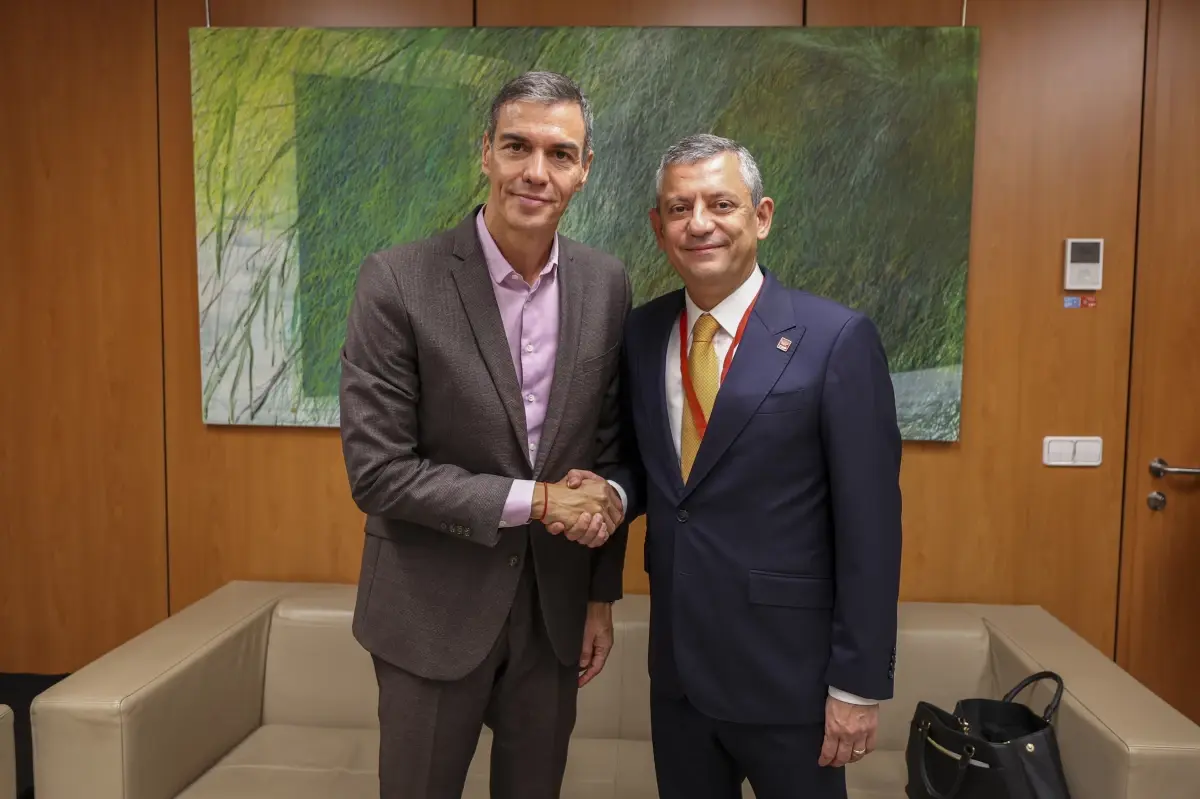 chp genel baskani ozgur ozel ispanya basbakani pedro sanchez ile gorustu j5Va4lWw