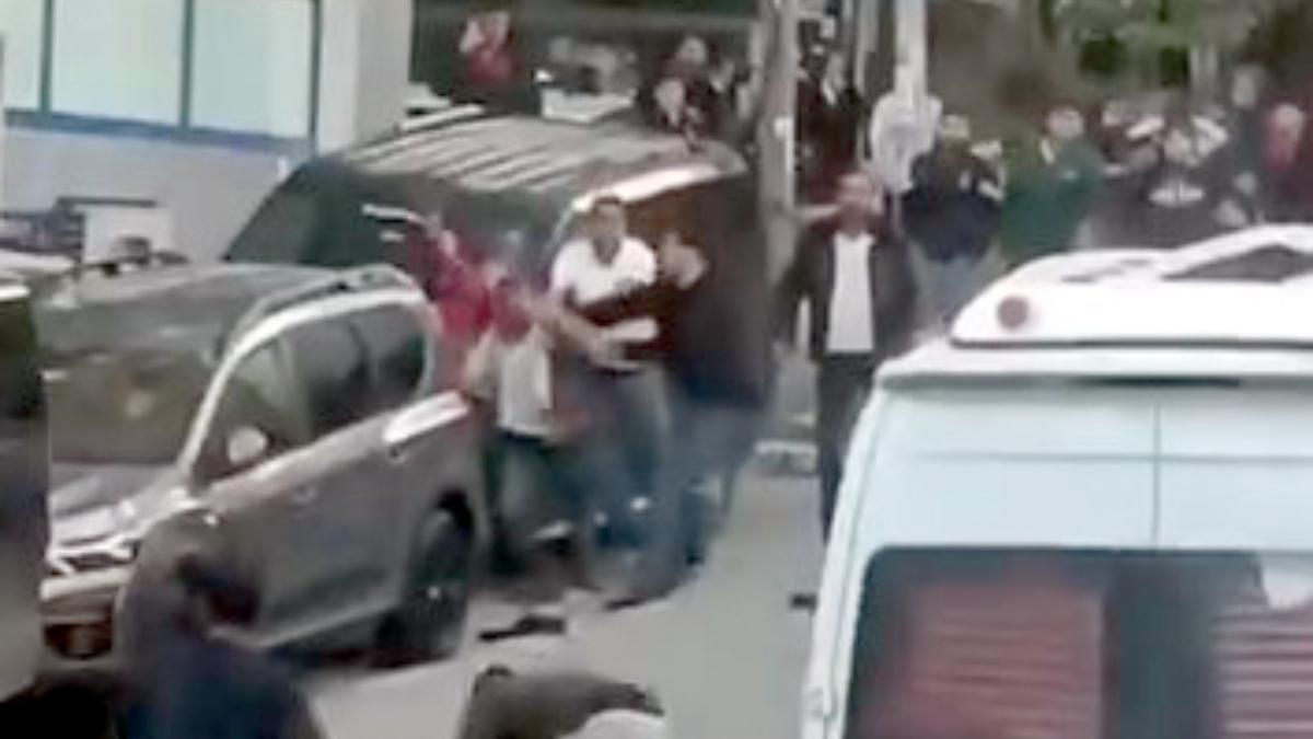 istanbulda laf atma kavgasi 2 kisi yaralandi 8vdKKhDT.jpg