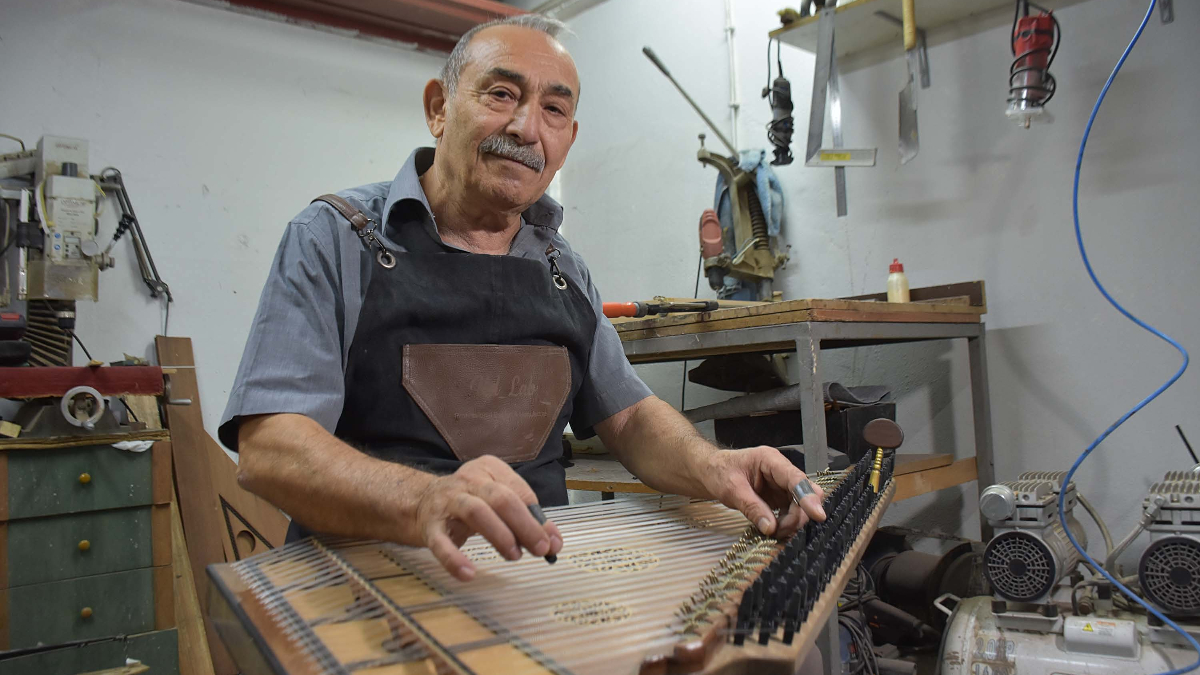 izmirde kendisine yapmak icin basladi 20 yildir kanun uretiyor P7NJi8nP