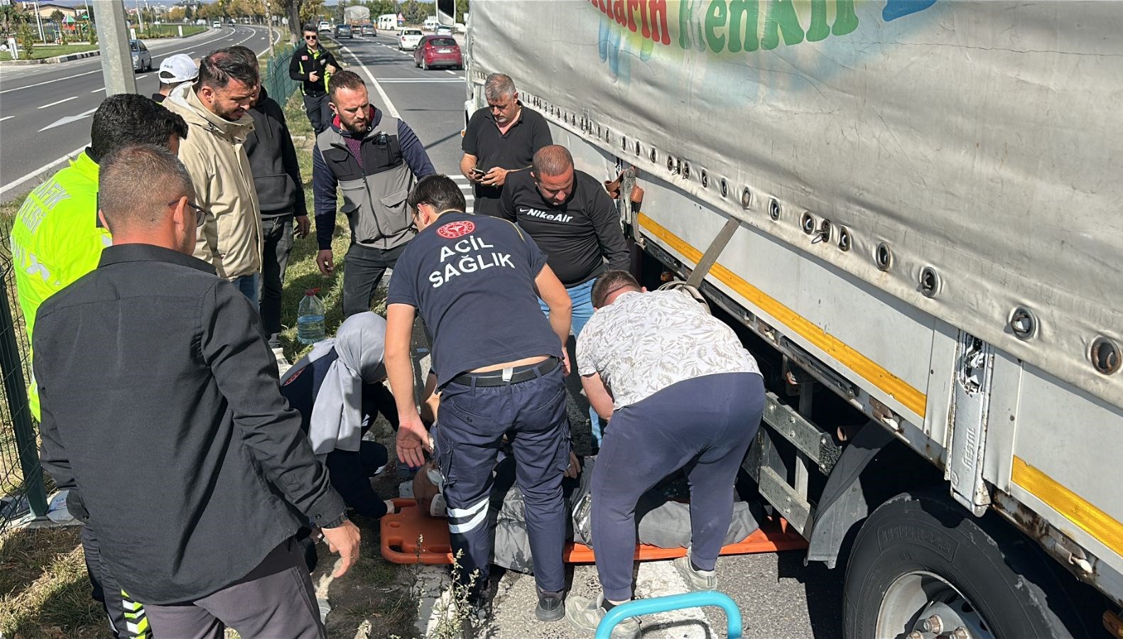 karsiya gecmek isteyen yasli adama tir carpti TxfERudP.jpg