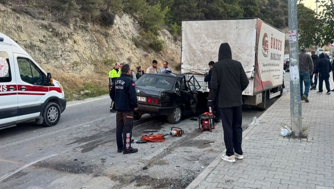 kusadasinda otomobil park halindeki kamyonete carpti bir olu dort yarali 7KgLi15j.jpg