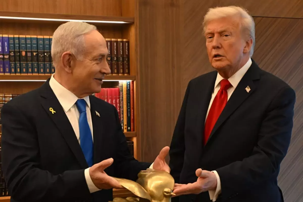 netanyahudan trumpa dikkat ceken hediye TJu31QT6.jpg