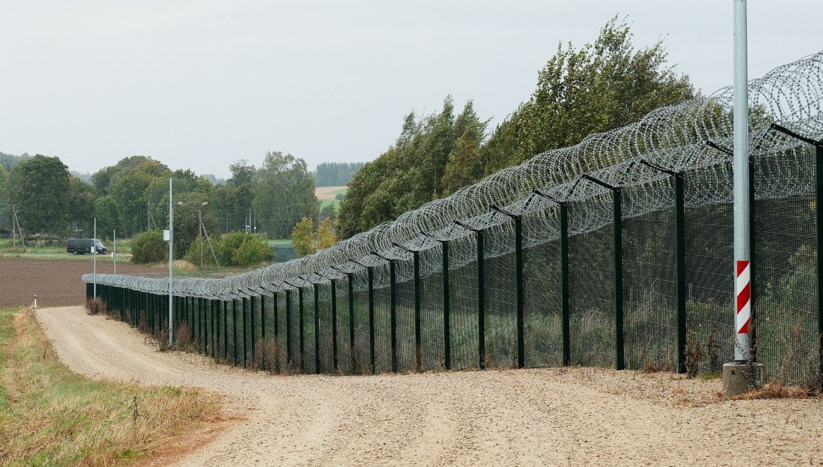 sinirda silahli rus askerleri goruldu estonya yolu kapatti MGlMaEv2.jpg