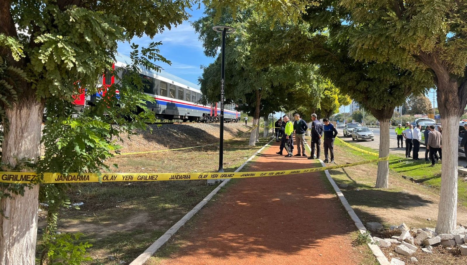 torununu kurtarmak isterken tren carpti ku9XJ3hW.jpg