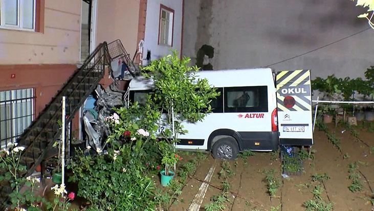 İstanbul’da feci kaza! Freni patlayan araç evin bahçesine uçtu: 1 yaralı