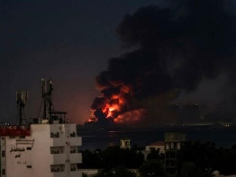 Yemenin hudeyde limani vuruldu EQ9gCRlC