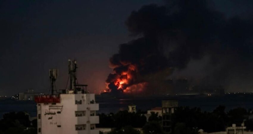 Yemenin hudeyde limani vuruldu EQ9gCRlC